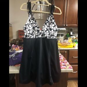 Women’s black and white swim dress 20w new without tags